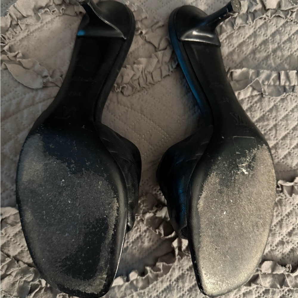 Louis Vuitton Elegant Black Slide Sandals - Picture 3 of 4